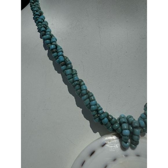 Turquoise Beaded Elegant Dosinia Shell Pendant Necklace - Picture 5 of 8